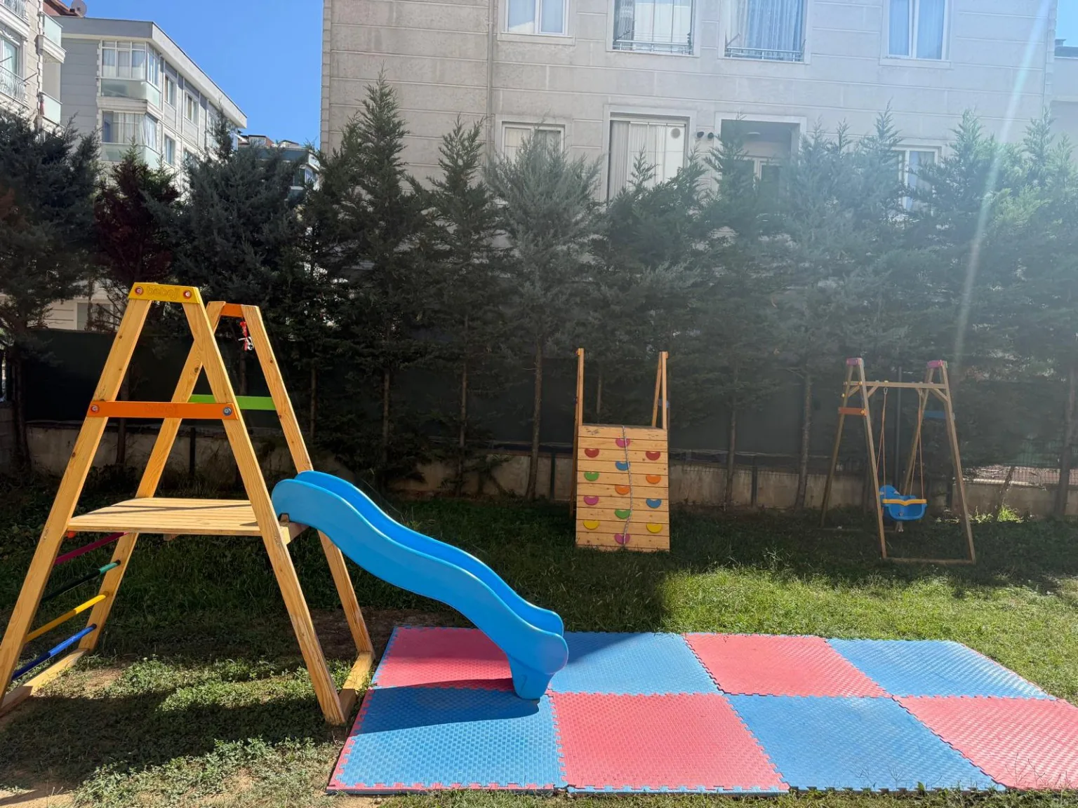 Elit Koleji açık hava oyun alanı